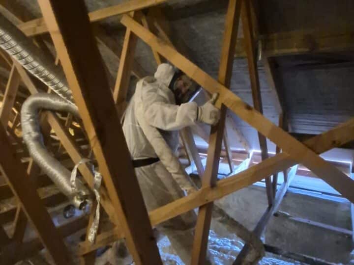 Pracownik Spray Masters natryskuje pianę PUR na poddaszu domu jednorodzinnego