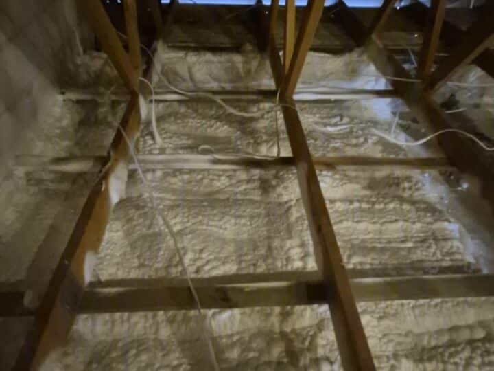 Ocieplenie stropu pianą PUR między belkami stropowymi na nieużytkowym poddaszu