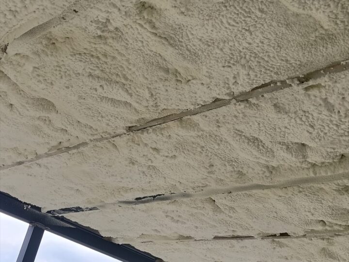 Ocieplenie zadaszenia wiaty pianą PUR od spodu podbitki